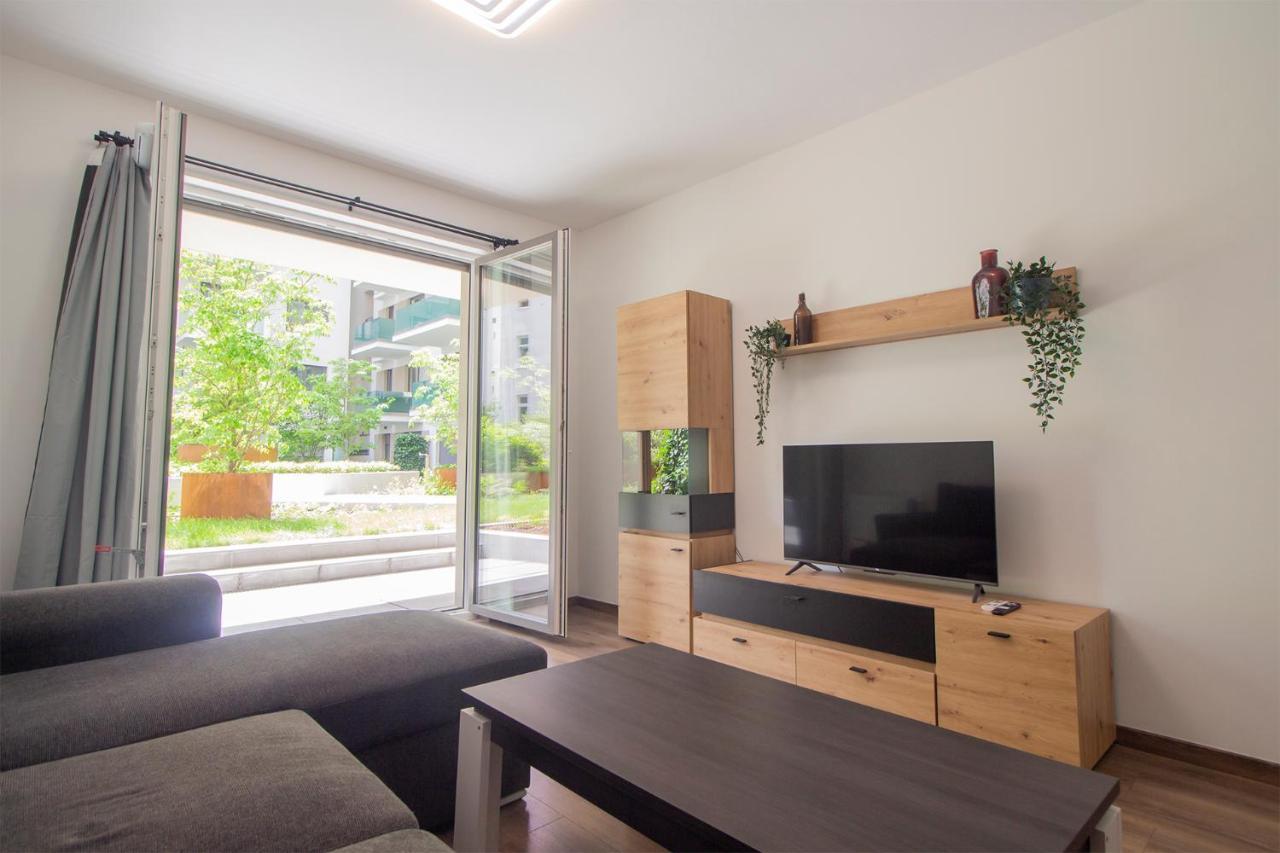 Corvin Modern Two Bedroom Apartment Free Parking Budapest Exterior photo